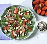 Salade de pousses d’épinards aux fraises pour le brunch 